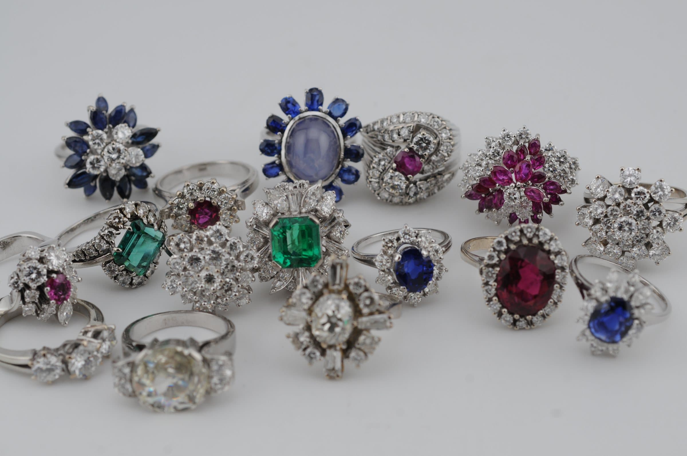 Zahlreiche Ringe mit Diamanten, Saphiren, Rubinen und Smaragden